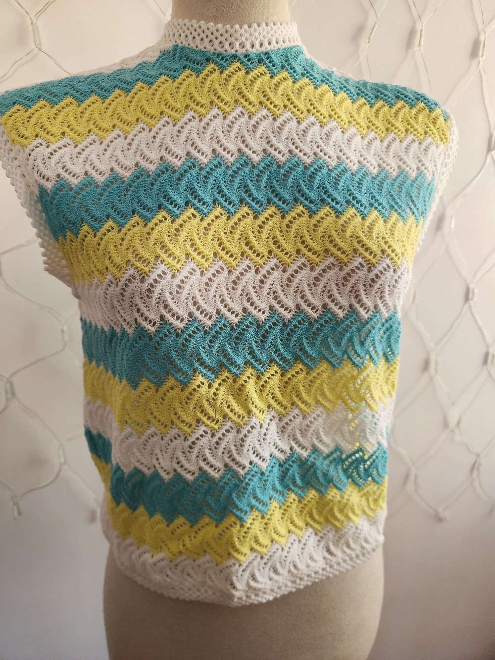 60s Mod Vintage Crochet Sleeveless Shell Top •  Size 38 (Medium)